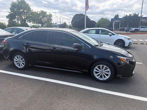 Used 2025 Toyota Corolla XLE FWD image 1