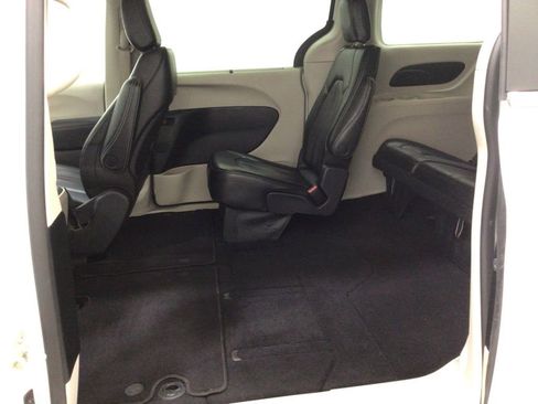 Used 2023 Chrysler Pacifica Touring-L FWD image 20