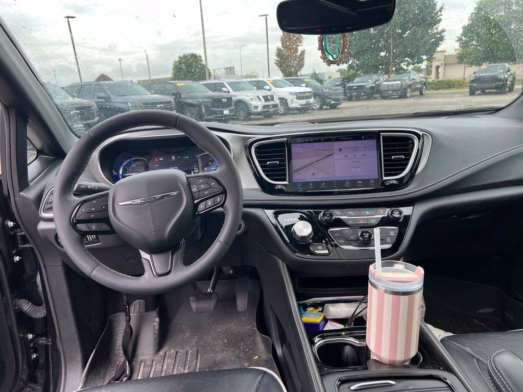 Used 2022 Chrysler Pacifica Limited w/ S Appearance Package FWD image 9