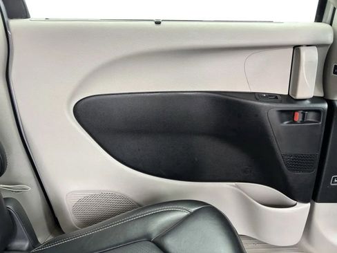 Used 2024 Chrysler Pacifica Touring-L FWD image 27