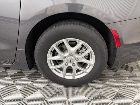 Used 2023 Chrysler Pacifica Touring-L FWD image 20