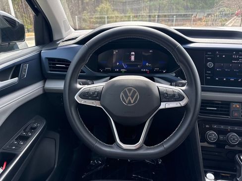 Used 2024 Volkswagen Taos SE image 18