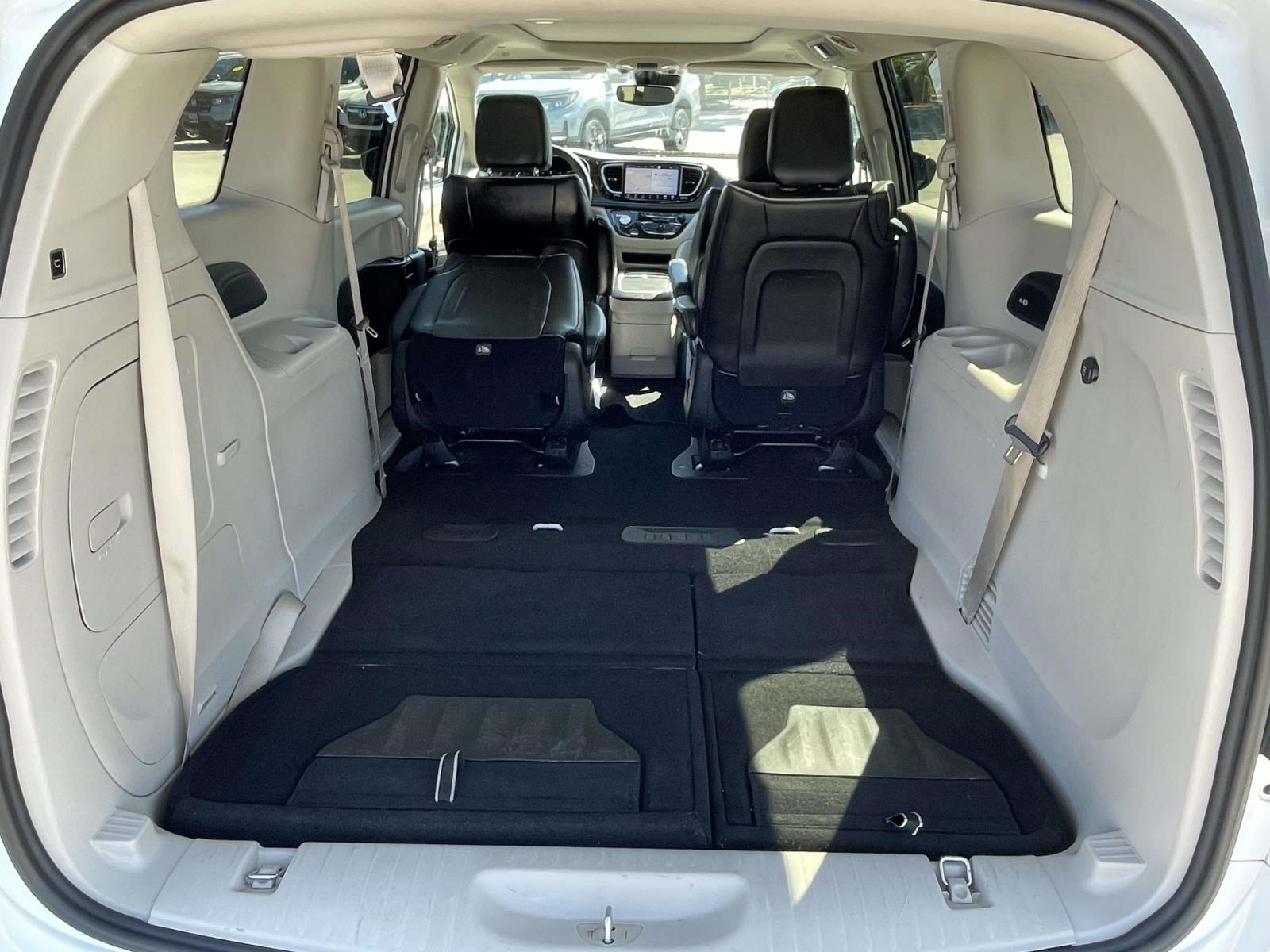 Used 2023 Chrysler Pacifica Limited FWD image 9
