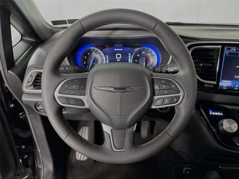 Used 2025 Chrysler Pacifica Select FWD image 3
