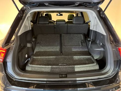 Used 2018 Volkswagen Tiguan SE w/ Panoramic Sunroof Package FWD image 5