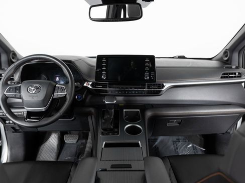 Used 2022 Toyota Sienna XSE image 32