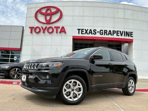Used 2025 Jeep Compass Latitude AWD/4WD image 2