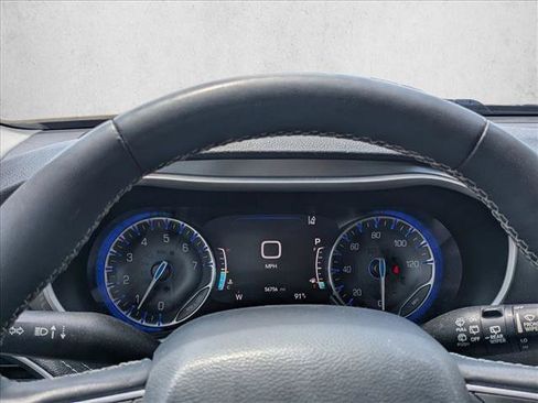 Used 2022 Chrysler Pacifica Touring-L AWD/4WD image 9