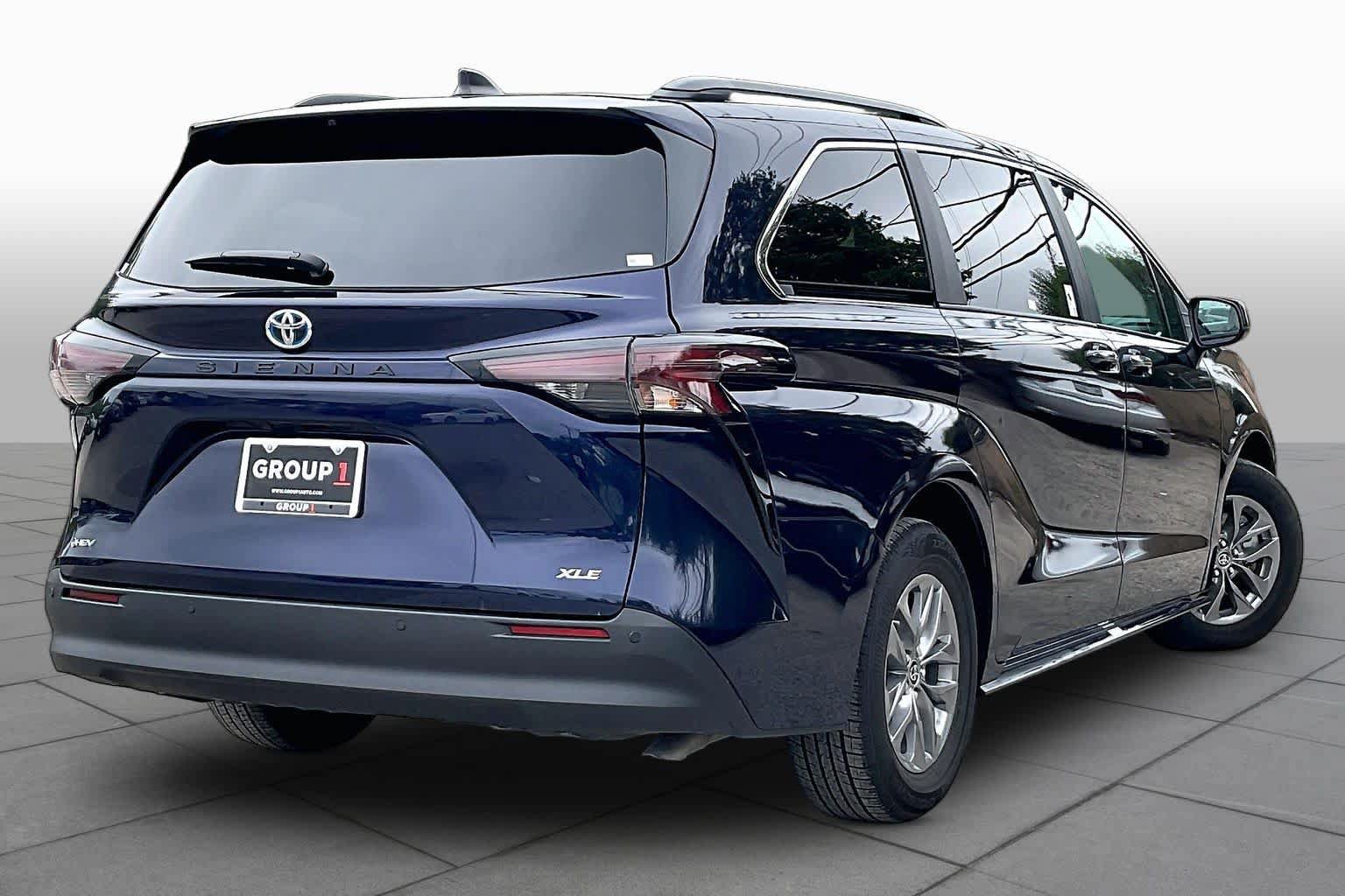 Used 2025 Toyota Sienna XLE FWD image 13