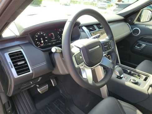 New 2025 Land Rover Discovery Metropolitan Edition image 24