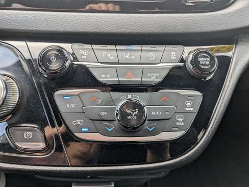 Used 2020 Chrysler Pacifica Touring-L Plus FWD image 30