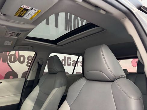 Used 2019 Toyota RAV4 XLE Premium w/ Cold Weather Package AWD/4WD image 18