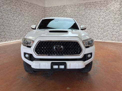 Used 2018 Toyota Tacoma TRD Sport image 2
