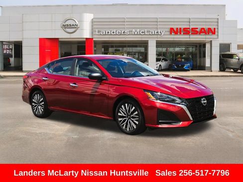 Used 2024 Nissan Altima 2.5 SV FWD image 1