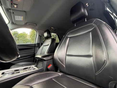 Used 2022 Ford Explorer XLT w/ Equipment Group 202A image 25