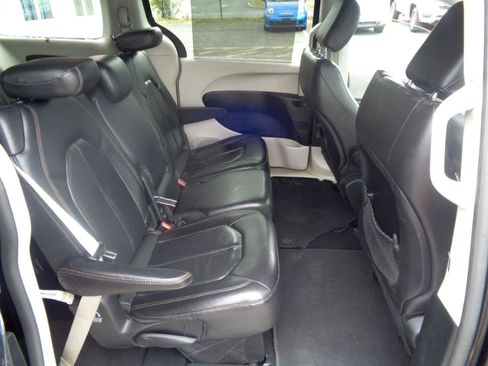 Used 2020 Chrysler Pacifica Touring-L FWD image 8