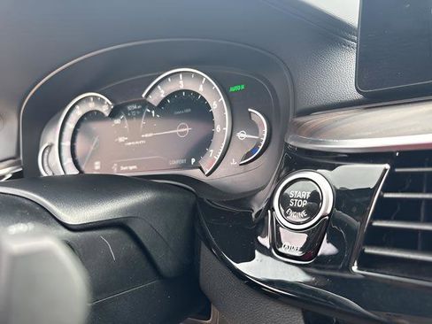 Used 2018 BMW M550i xDrive image 33