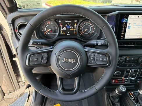 New 2026 Jeep Gladiator Rubicon w/ Technology Group AWD/4WD image 24