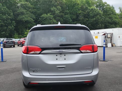 Used 2020 Chrysler Pacifica Limited FWD image 4