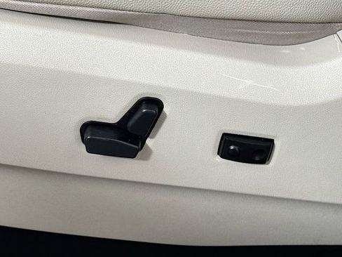 Used 2016 Chrysler Town & Country Touring-L w/ Driver Convenience Group image 12