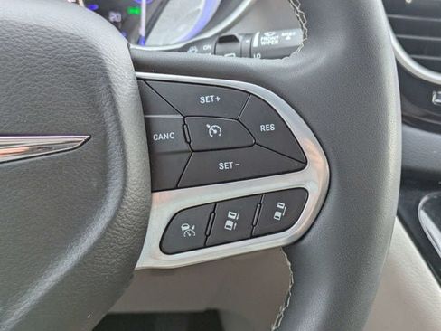 Used 2023 Chrysler Pacifica Touring-L FWD image 25
