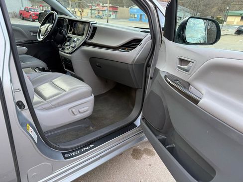 Used 2015 Toyota Sienna XLE image 29