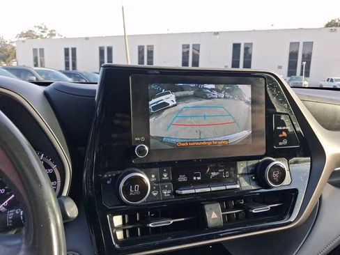 Used 2023 Toyota Highlander XLE FWD image 22