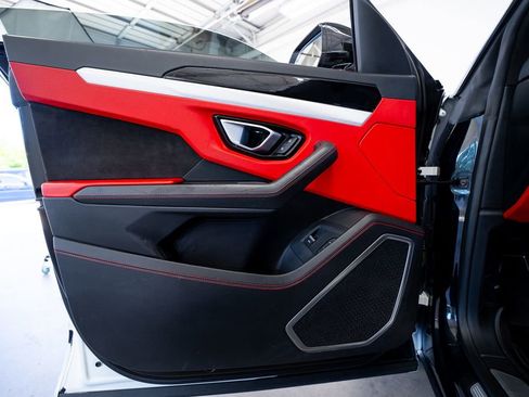 Used 2022 Lamborghini Urus AWD/4WD image 28