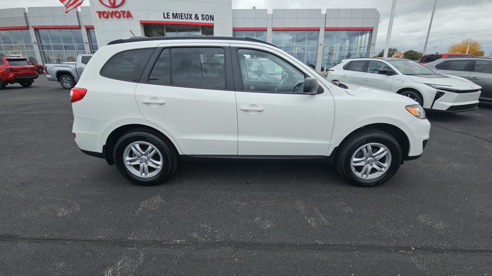 Used 2010 Hyundai Santa Fe GLS FWD image 2