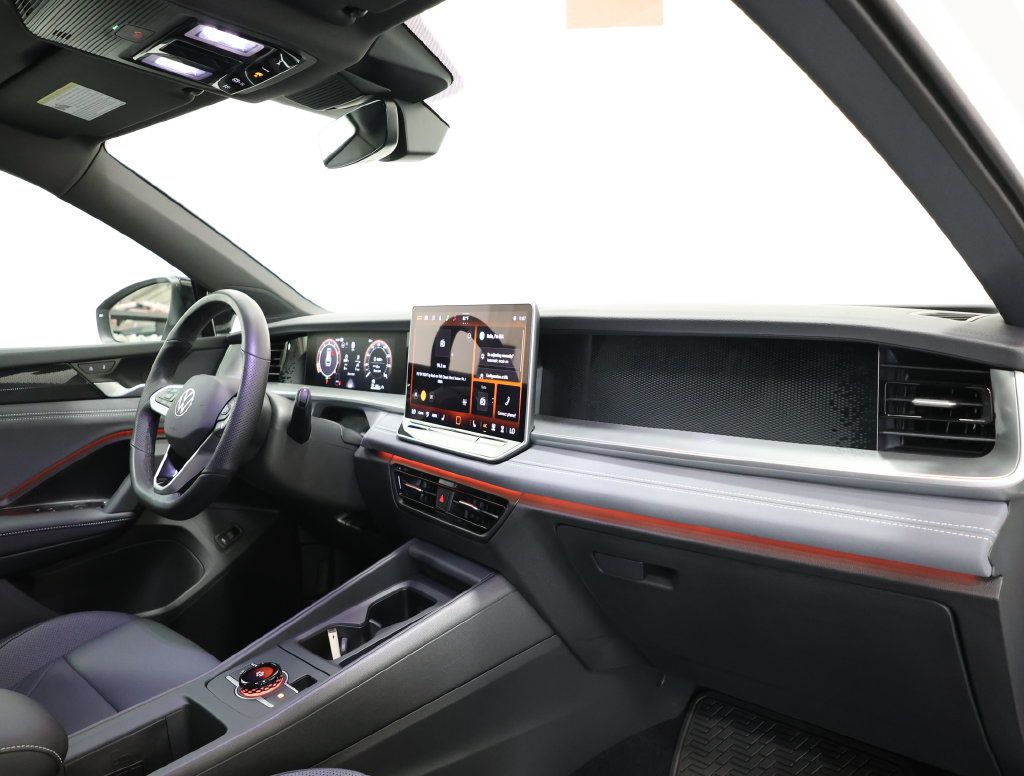 Used 2025 Volkswagen Tiguan SE R-Line AWD/4WD image 23