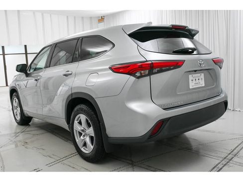 Used 2020 Toyota Highlander L AWD/4WD image 5