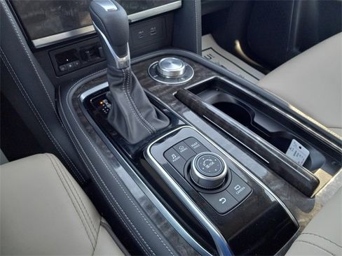 Used 2024 Nissan Armada Platinum image 25