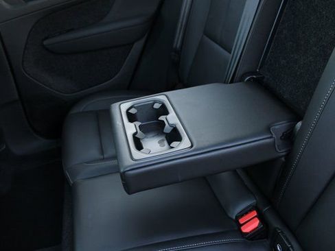 Used 2025 Volvo XC40 B5 Plus image 34