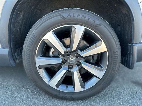 Used 2025 Honda Pilot Touring image 10