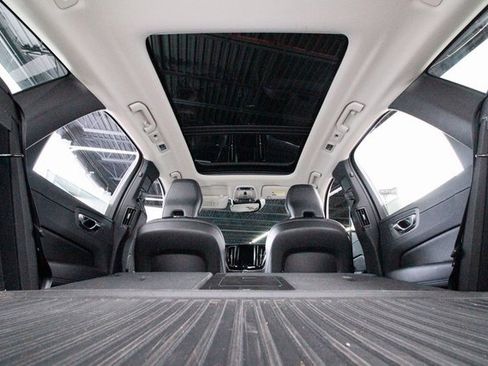 Used 2019 Volvo XC60 T5 Momentum w/ Premium Package image 39