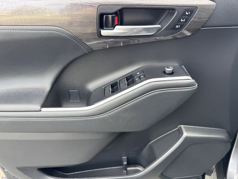 Used 2022 Toyota Highlander Platinum image 11