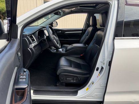 Used 2019 Toyota Highlander XLE AWD/4WD image 16