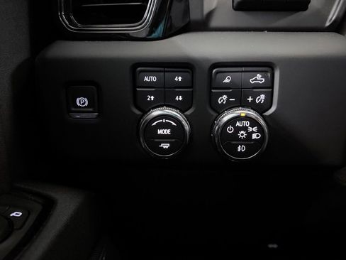 Used 2023 GMC Sierra 1500 AT4 w/ Technology Package AWD/4WD image 28