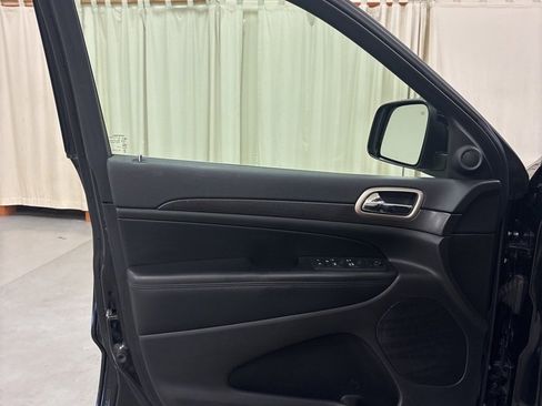 Used 2017 Jeep Grand Cherokee Laredo w/ Quick Order Package 23E image 17