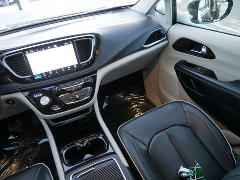 Used 2023 Chrysler Pacifica Limited image 11