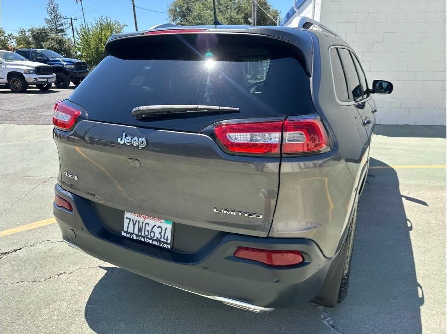Used 2017 Jeep Cherokee Limited w/ Technology Group AWD/4WD image 6