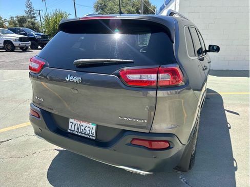 Used 2017 Jeep Cherokee Limited w/ Technology Group AWD/4WD image 6