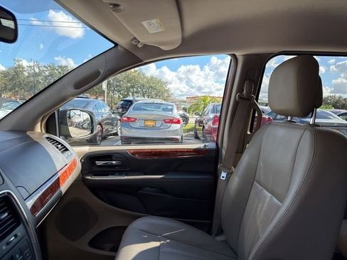 Used 2016 Chrysler Town & Country Touring image 24