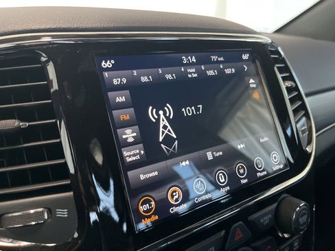 Used 2022 Jeep Grand Cherokee Limited image 11