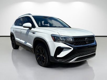 Used 2023 Volkswagen Taos SE w/ Black Wheel Package