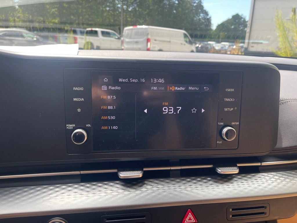 Used 2024 Kia Carnival LX FWD image 22