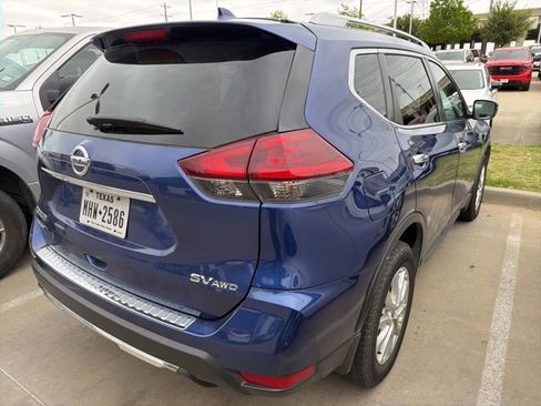 Used 2018 Nissan Rogue SV image 3