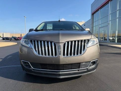 Used 2012 Lincoln MKX FWD image 2