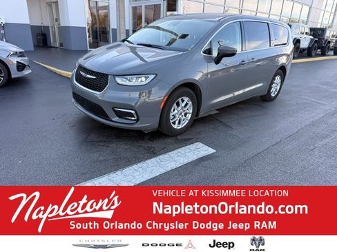 Used 2023 Chrysler Pacifica Touring-L image 1