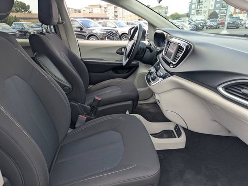 Used 2022 Chrysler Voyager LX FWD image 36